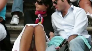 Chica cansada chicas peludas dormidas de besar, azotar a un chico