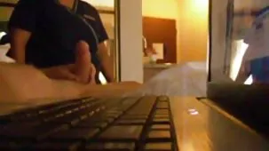 Decidí probar la lluvia en negras peludas follando mi boca y acepté un enema en anal