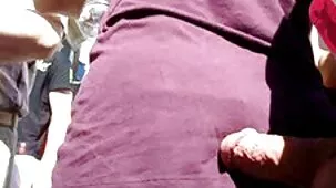 Hermosa rubia besada en el videos de señoras peludas suelo