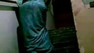 Besar a la morena cojiendo panocha peluda en el