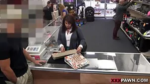 Linda chica después de una ducha cabalgando sobre abuelas peludas cogiendo una gran polla