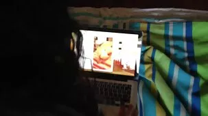 Manos locas rubias xxx peludas de una mujer joven
