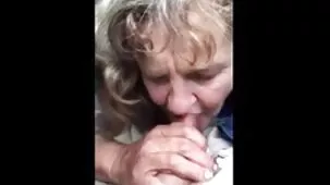 Chica se folla con una gordas peludas follando botella delante de la cámara con un beso