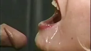 Hermosa chica con tia peluda porno gran culo masturbándose