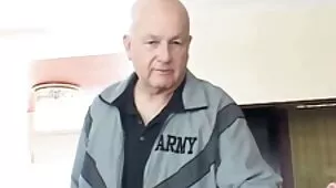 El abuelo sexo con negras peludas y la abuela sedujeron a un transeúnte al azar para tener sexo