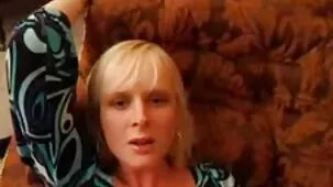 Chico áspero se serviporno peludas folla a una chica alemana flaca en el culo en una fiesta de besos