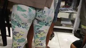 La pareja secuestró maduras peludas calientes a la niña y la besó.